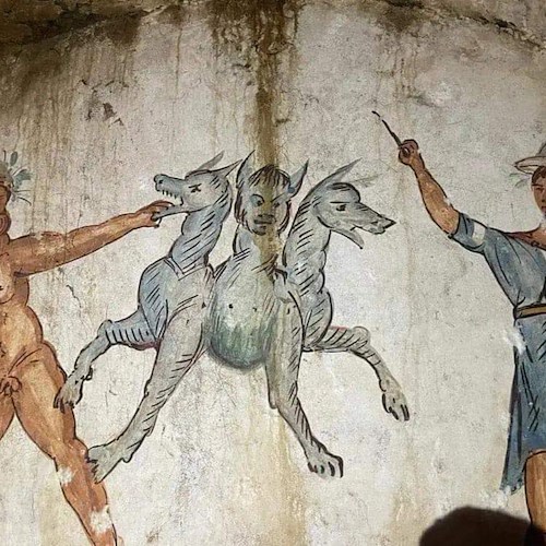 Giugliano, scoperta tomba risalente all’Età Alessandrina con affreschi mitologici ancora intatti