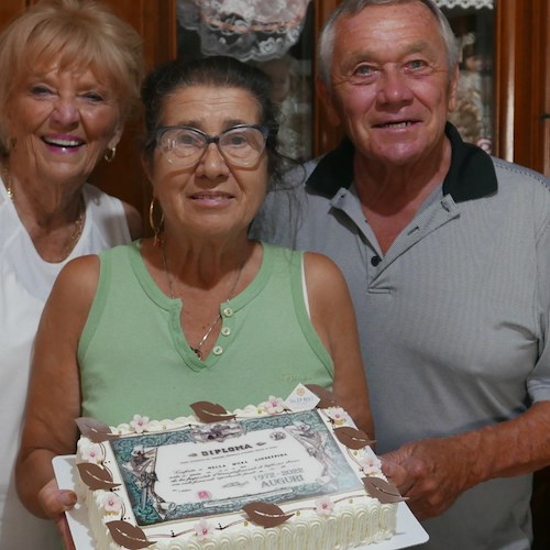 Giuseppina Della Mura festeggia 50 anni dal diploma professionale di taglio e cucito