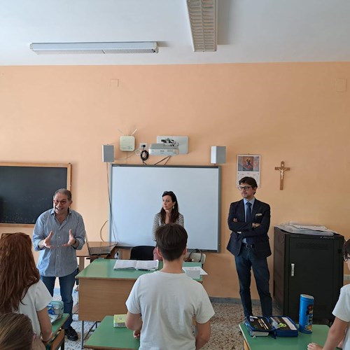 Gli alunni della Costa d’Amalfi proclamati “Piccole Guardie Ambientali”: il progetto della Miramare Service nelle scuole /FOTO