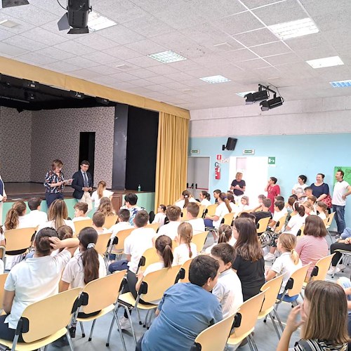Gli alunni della Costa d’Amalfi proclamati “Piccole Guardie Ambientali”: il progetto della Miramare Service nelle scuole /FOTO