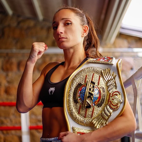 Gloria Peritore, la campionessa di kickboxing in visita a Salerno /foto