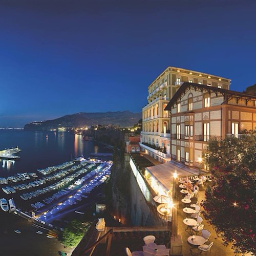 Grand Hotel Vittoria di Sorrento s'illumina d'immenso, videomapping invita al museo-albergo