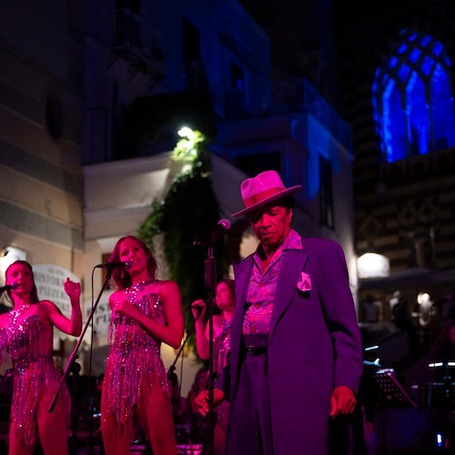 Grande apertura per "Amalfi in jazz": August Darnell (alias Kid Creole) fa ballare Piazza Duomo