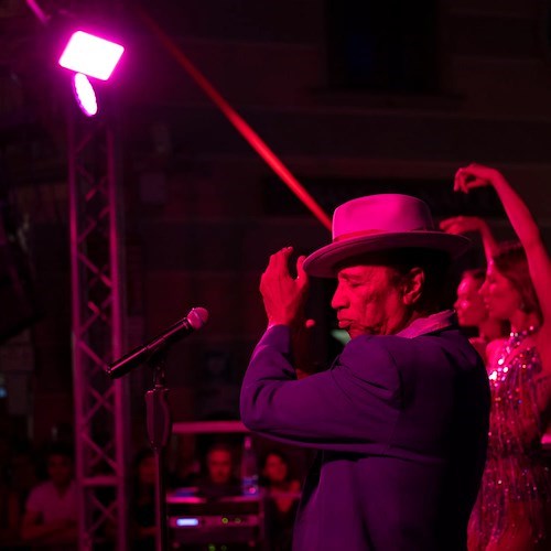 Grande apertura per "Amalfi in jazz": August Darnell (alias Kid Creole) fa ballare Piazza Duomo