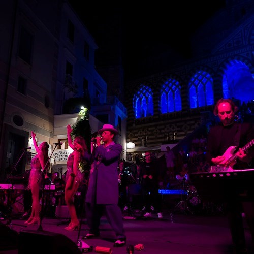 Grande apertura per "Amalfi in jazz": August Darnell (alias Kid Creole) fa ballare Piazza Duomo