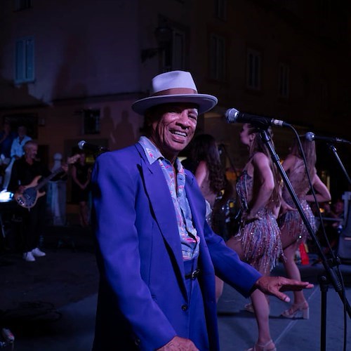 Grande apertura per "Amalfi in jazz": August Darnell (alias Kid Creole) fa ballare Piazza Duomo