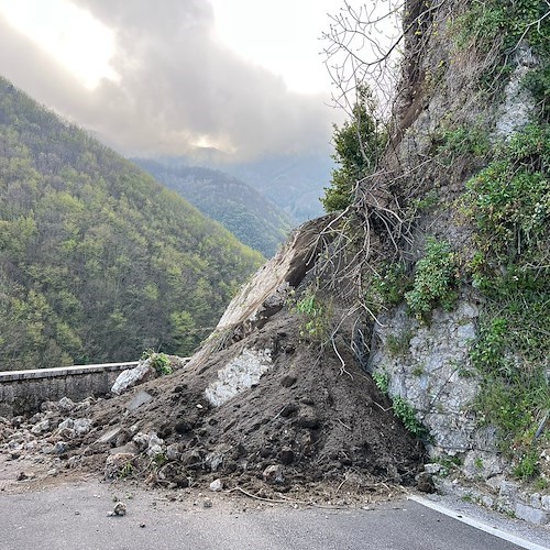 Grande frana a Cava de' Tirreni isola l'abbazia benedettina /FOTO e VIDEO