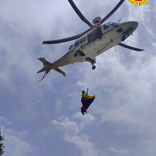 Grave caduta sul Sentiero degli Dei per escursionista, intervento dell'elicottero ad Agerola