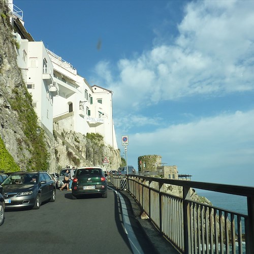 Grave incidente ad Amalfi: giovane pedone stretto da un bus contro ringhiera
