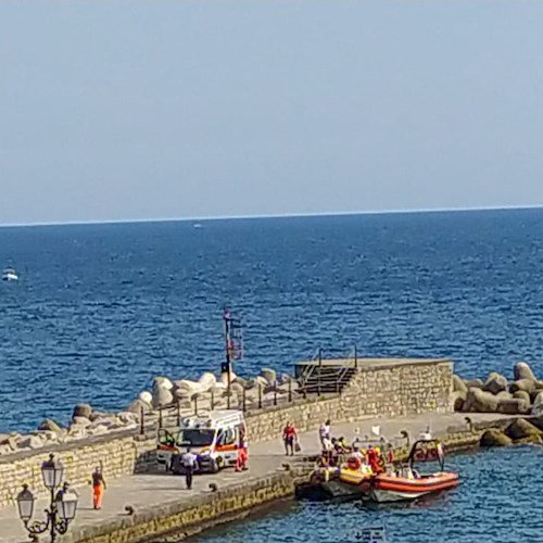 Grave incidente nelle acque della Costa d’Amalfi: 22enne si ferisce gravemente con elica barca