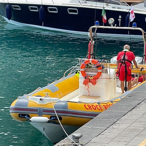 Grave rash cutaneo in spiaggia, bambina soccorsa dall'idroambulanza a Conca dei Marini