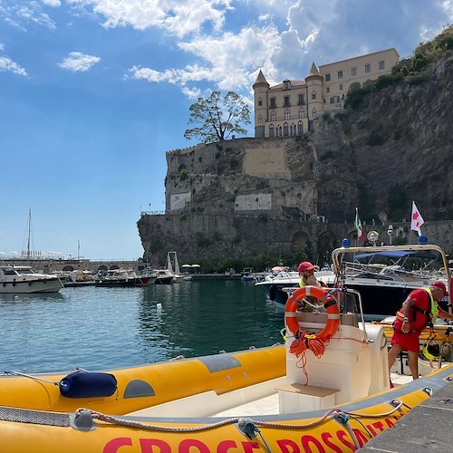 Grave rash cutaneo in spiaggia, bambina soccorsa dall'idroambulanza a Conca dei Marini