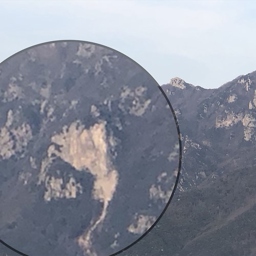 Grossa frana sui monti della Costiera Amalfitana, ad ora nessun intervento [FOTO]