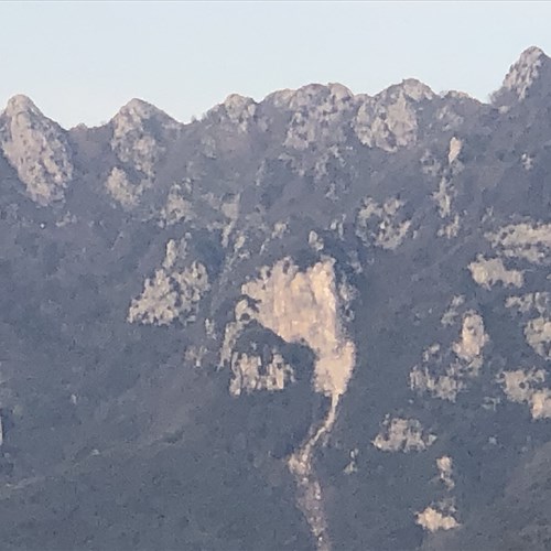 Grossa frana sui monti della Costiera Amalfitana, ad ora nessun intervento [FOTO]