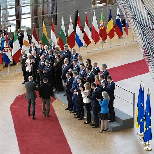 I 27 leader dell'Unione Europea trovano l’intesa su migranti e aiuti di Stato, Meloni: «Molto soddisfatta»
