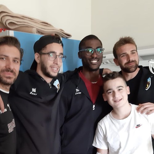 I calciatori della Salernitana in visita ai bambini dell'ospedale, sorpresa per Michele di Scala [FOTO]