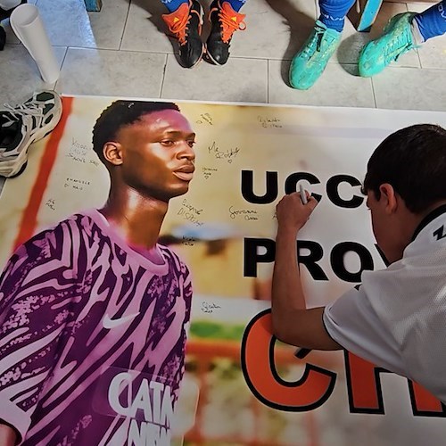 I giovani del Forio United ricordano Cheikh Touré: «A 18 anni si deve sognare, non morire»
