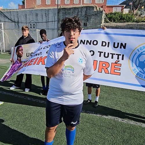 I giovani del Forio United ricordano Cheikh Touré: «A 18 anni si deve sognare, non morire»