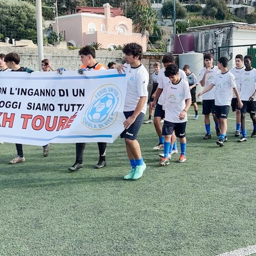 I giovani del Forio United ricordano Cheikh Touré: «A 18 anni si deve sognare, non morire»