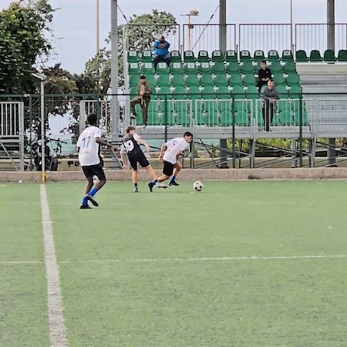 I giovani del Forio United ricordano Cheikh Touré: «A 18 anni si deve sognare, non morire»