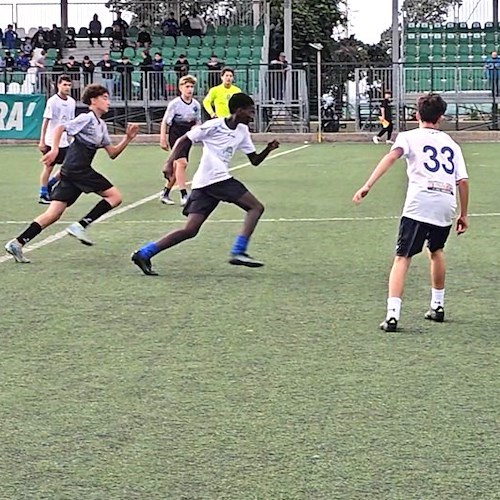 I giovani del Forio United ricordano Cheikh Touré: «A 18 anni si deve sognare, non morire»