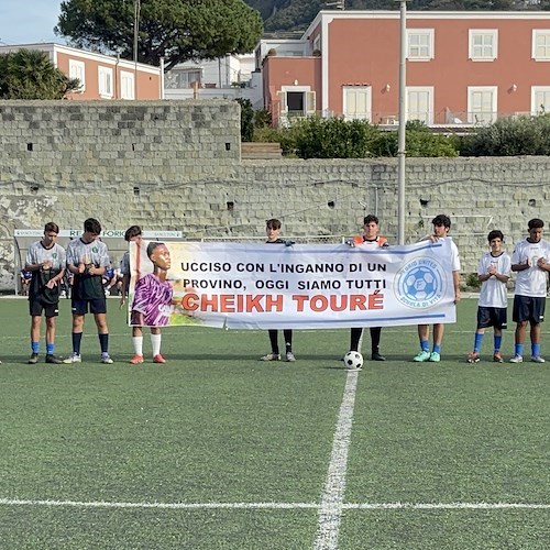 I giovani del Forio United ricordano Cheikh Touré: «A 18 anni si deve sognare, non morire»