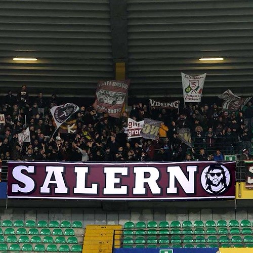 I tifosi della Curva Sud Siberiano contro le bandiere del Napoli a Salerno: «Non è l'azzurro il colore della città»
