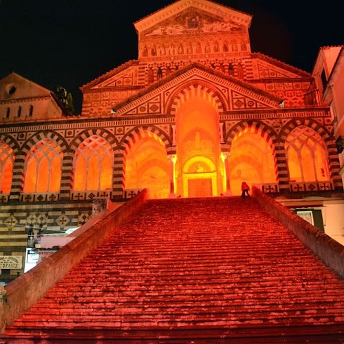 Il duomo di Amalfi si illumina di rosso nella Giornata internazionale contro la violenza sulle donne