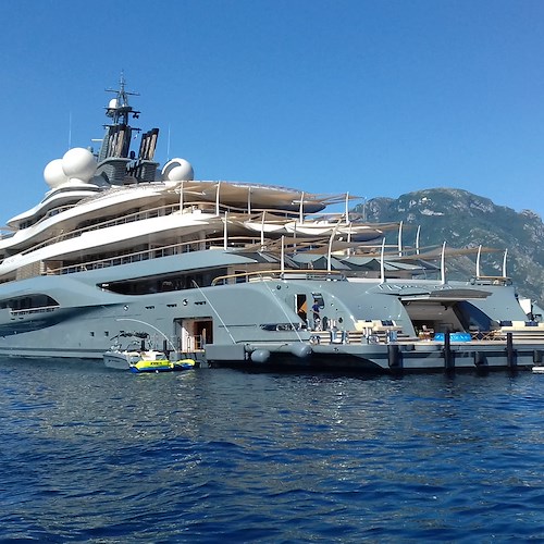 Il Flying Fox torna in Costiera Amalfitana: stasera big party e spettacolo pirotecnico dal mega yacht