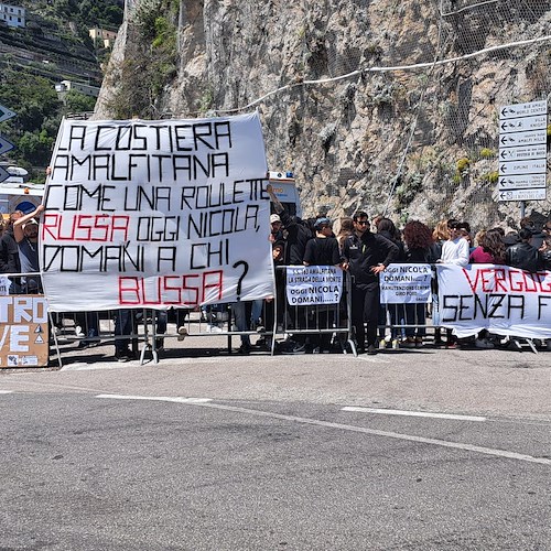 Il Giro d’Italia passa per la Costa d’Amalfi e incontra striscioni di protesta: in cima Francesco Gavazzi /FOTO e VIDEO