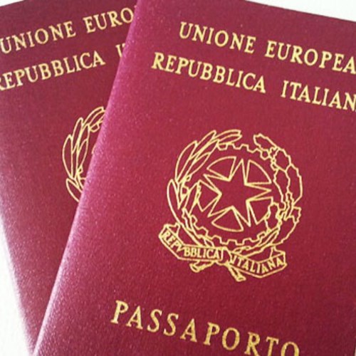 Il governo elimina le piccole tasse: scompaiono superbollo e marca per passaporto
