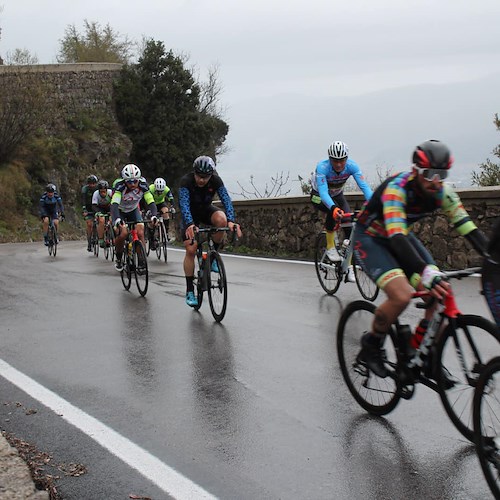 Il maltempo non ferma la cicloscalata del Valico di Chiunzi, circa 100 atleti a Corbara 