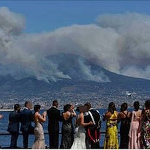  Il matrimonio con dietro il Vesuvio che brucia: è pioggia di offese