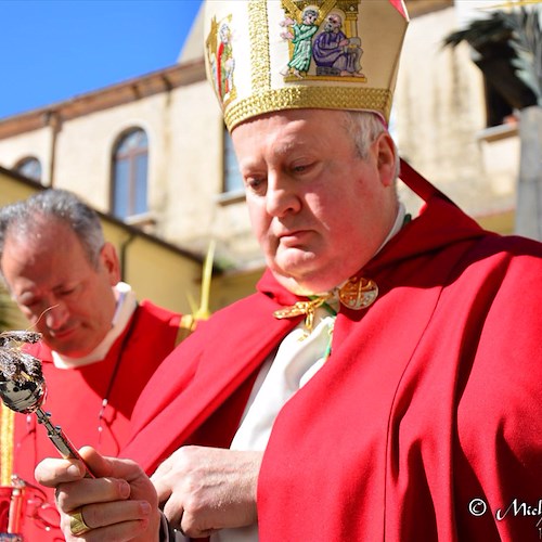 Il messaggio dell'arcivescovo Soricelli ai turisti: «La "Divina Costiera" vi ritemprerà corpo e nello spirito»