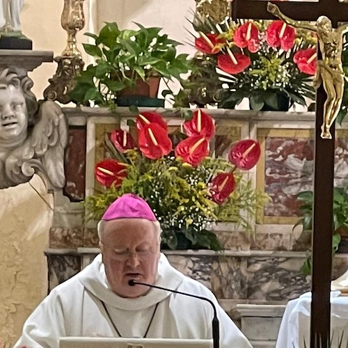 Il messaggio di monsignor Orazio Soricelli: «Abbiate la capacità di vivere pienamente da risorti e non schiavi delle ambiguità»