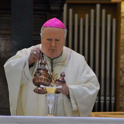 Il messaggio di Natale dell'arcivescovo Soricelli: «Nel divino Bambino maggiore opportunità di speranza e di salvezza»