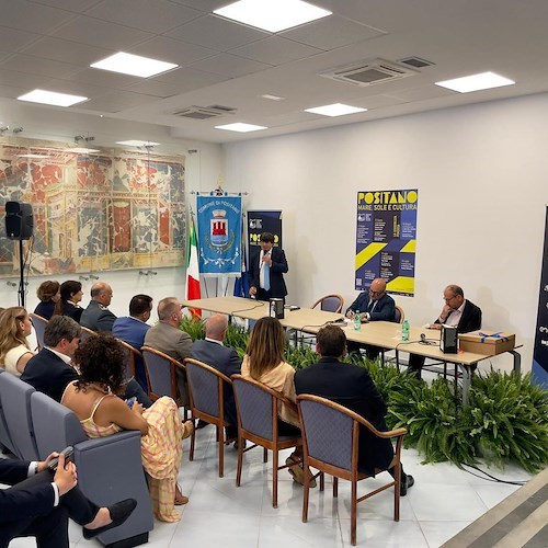 Il Ministro Sangiuliano inaugura la rassegna “Positano Mare Sole e Cultura”: dal Sindaco un omaggio in ceramica