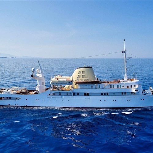 Il mitico Christina O nella rada di Amalfi, yacht di lusso che fu di Onassis [FOTO]