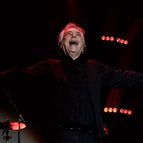 “Il poeta che non sa parlare”, Nino D’Angelo fa tappa a Paestum con il suo tour estivo