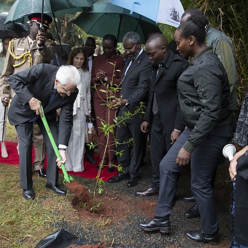 Il Presidente Mattarella pianta un albero all'Università di Nairobi: «Prima l'ambiente, poi lo sviluppo economico»