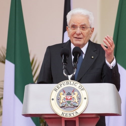 Il Presidente Mattarella pianta un albero all'Università di Nairobi: «Prima l'ambiente, poi lo sviluppo economico»