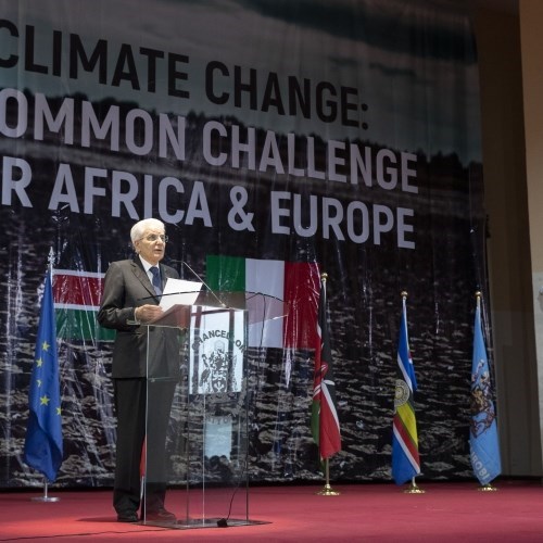 Il Presidente Mattarella pianta un albero all'Università di Nairobi: «Prima l'ambiente, poi lo sviluppo economico»