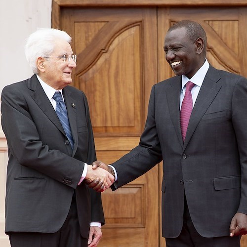 Il Presidente Mattarella pianta un albero all'Università di Nairobi: «Prima l'ambiente, poi lo sviluppo economico»