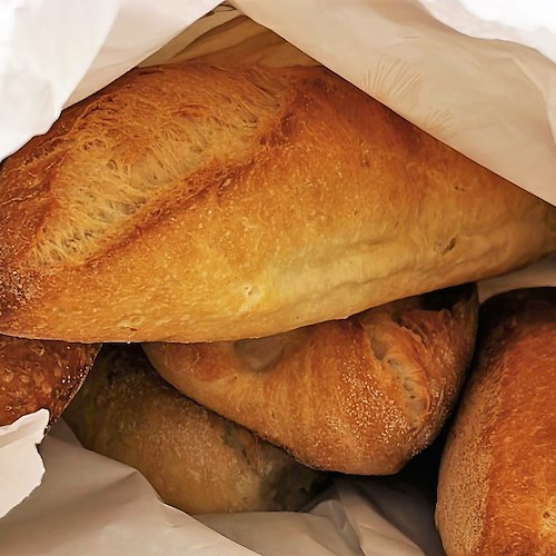 Il prezzo del pane sale alle stelle: in Italia aumento del 13,5%. Assoutenti chiede taglio Iva sugli alimentari