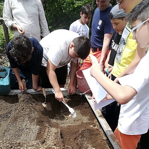Il richiamo della natura: i bambini della Costiera Amalfitana che imparano le costellazioni e i nomi degli insetti al campo scuola di Acarbio
