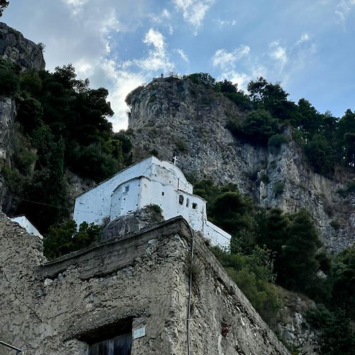 Il Santuario di Santa Maria del Bando: un rifugio solitario che racchiude il cuore pulsante della storia di Atrani 