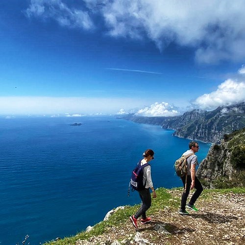 Il Sentiero degli Dei preso d’assalto dai turisti: il servizio del Tgr Rai Campania