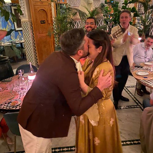 Il sindaco di Cadoneghe chiede la mano a Giorgia in Marocco: la coppia si sposerà a Scala, borgo di cui lei è originaria