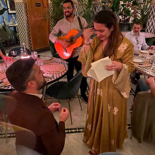 Il sindaco di Cadoneghe chiede la mano a Giorgia in Marocco: la coppia si sposerà a Scala, borgo di cui lei è originaria