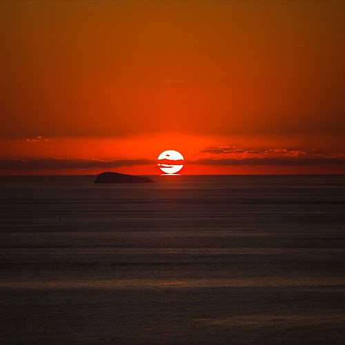 Il sole bacia Li Galli e affoga nel mare di Positano. L'ultimo tramonto del 2019 catturato da Fabio Fusco
